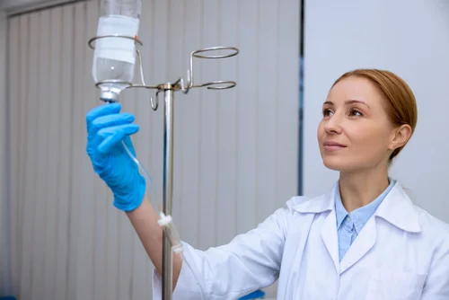 врач устанавливает капельницу для лечения дранкорексии